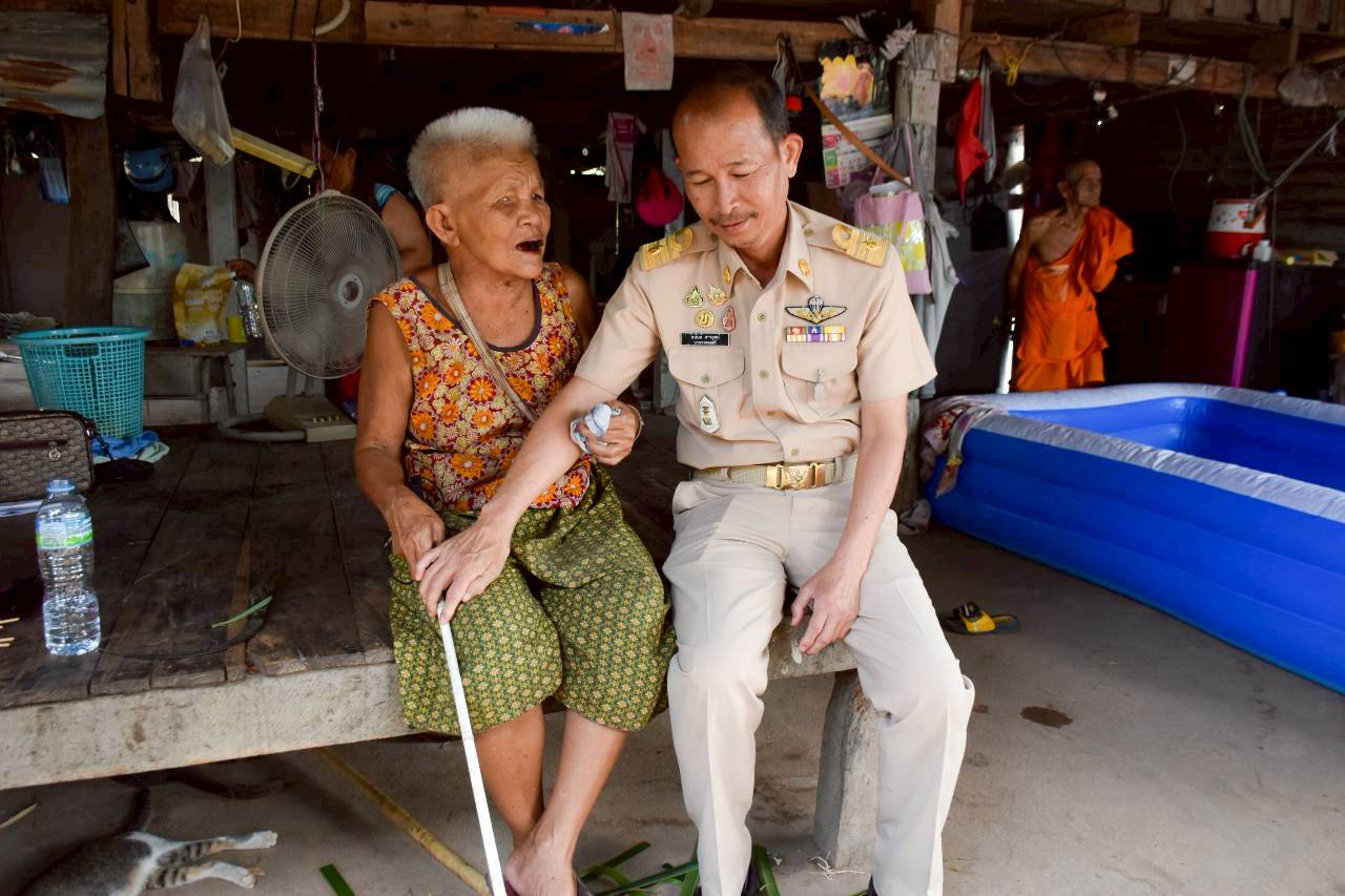 ประสานความช่วยเหลือกับ อบจ.พิจิตร เพื่อผู้สูงอายุตำบลหนองพยอม